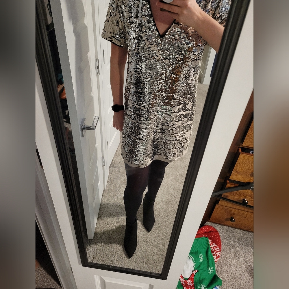 Short sleeve- mini- Sparkly sequined dress